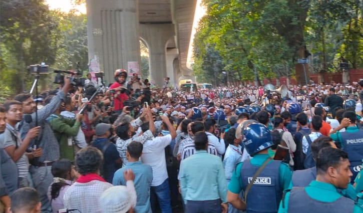 পুলিশের বাধায় হাইকোর্ট মোড়ে শিক্ষদের অবস্থান