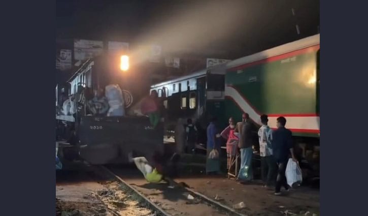 পা পিছলে ট্রেনের নিচে, অলৌকিকভাবে বেঁচে গেলেও পরে মৃত্যু