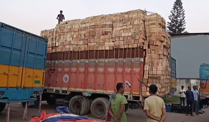 ১১ বছর পর হিলি স্থলবন্দর দিয়ে ফল আমদানি
