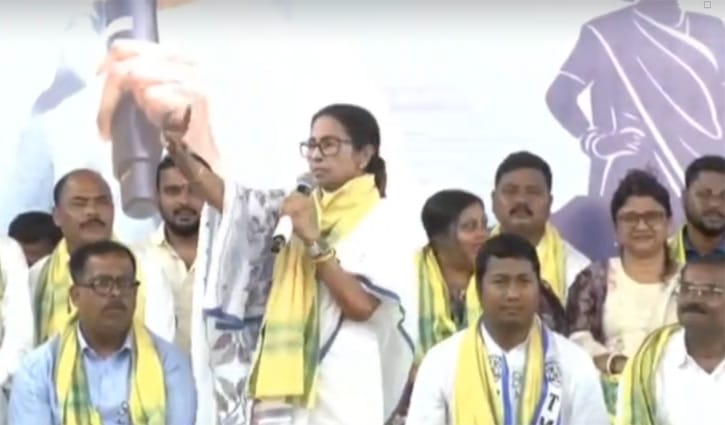 তৃণমূল প্রার্থীর বাড়িতে আয়কর দপ্তরের অভিযান, ক্ষোভ মমতার 