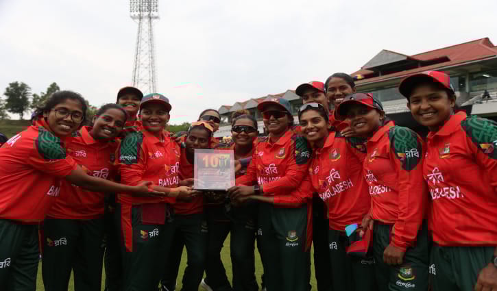 হারের বৃত্তে মেয়েরা