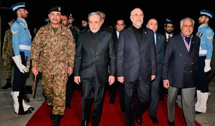 যুক্তরাষ্ট্রের সঙ্গে আলোচনার জন্য পাকিস্তানে যাচ্ছেন ইরানের পররাষ্ট্রমন্ত্রী