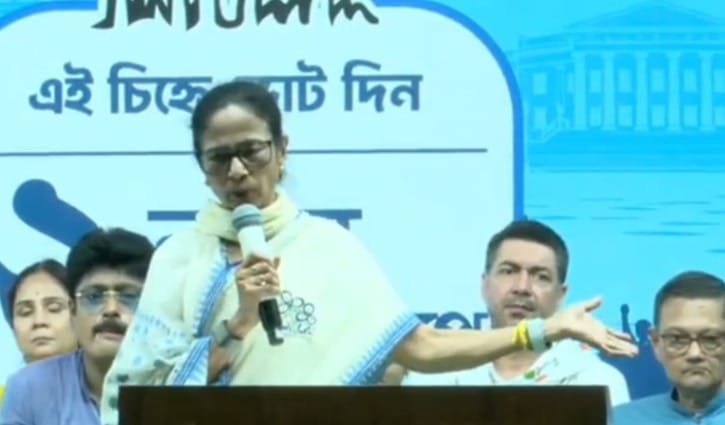 রেগে গিয়ে সভা মঞ্চ ছাড়লেন মমতা