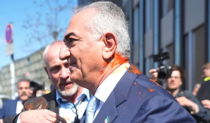 ইরানের সাবেক শাহের পুত্রের ওপর লাল রঙ নিক্ষেপ