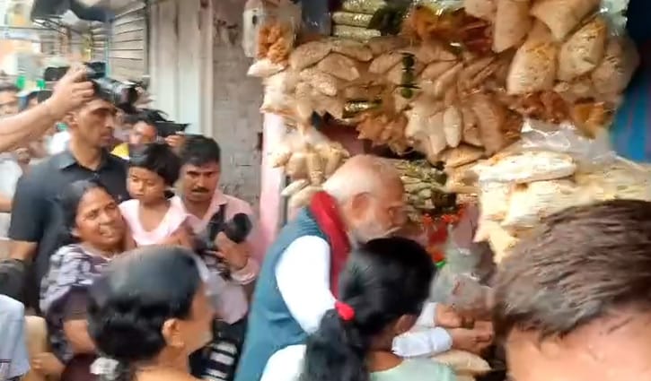 রাস্তার পাশে দাঁড়িয়ে ১০ টাকার ঝালমুড়ি কিনে খেলেন মোদি