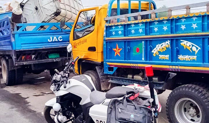 পিকআপের পেছনে অপর পিকআপের ধাক্কা, নিহত ২