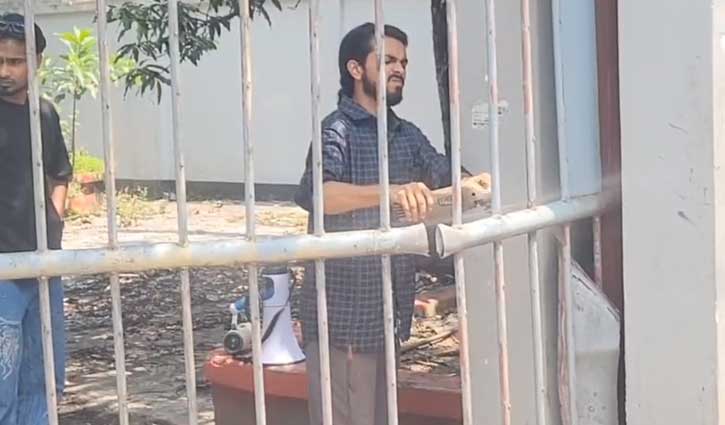 আমুর বাসভবনের সামনের টিনের বেড়া অপসারণ 