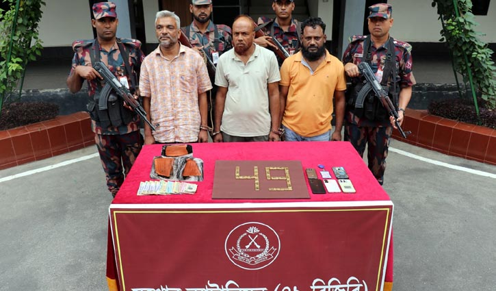 যশোরে ২৬টি স্বর্ণের বারসহ গ্রেপ্তার ৩