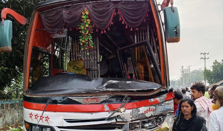 নকলায় বাসের ধাক্কায় ট্রাক্টরচালক নিহত, আহত ৩