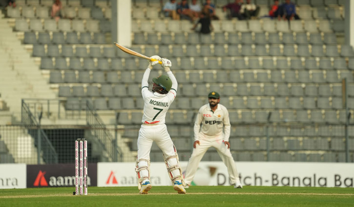 যত্নে আঁকা ক্যানভাসে কিছুটা বিবর্ণতার ছোঁয়া