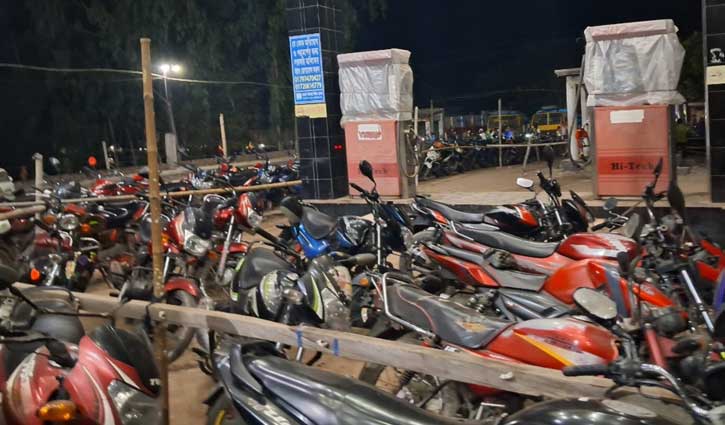 রাতে পাম্পে লাইনে থাকা মোটরসাইকেল পাহারা দিতে ৫০ টাকা 