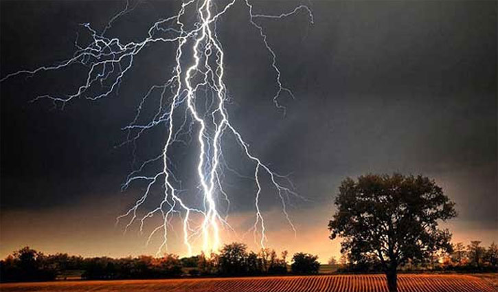 ঢাবিতে বজ্রপাতে ইস্ট ওয়েস্ট ইউনিভার্সির দুই শিক্ষার্থী আহত