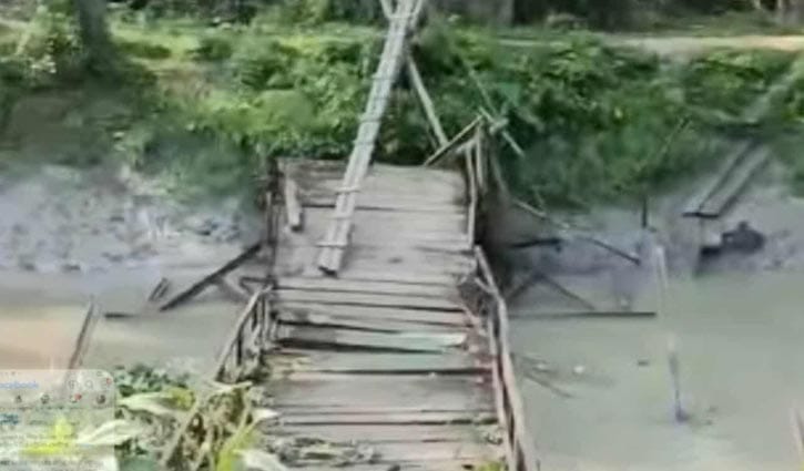 ঝালকাঠিতে লোহার পুল ভেঙে খালে, যোগাযোগ বিচ্ছিন্ন ২ ইউনিয়ন