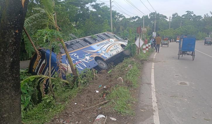 ঝালকাঠিতে বাস খাদে পড়ে আহত ১০ 