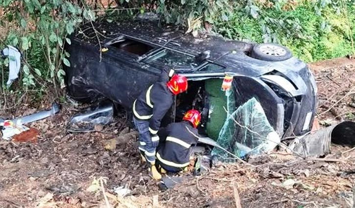 চট্টগ্রামে মাইক্রোবাস খাদে পড়ে নিহত ৩