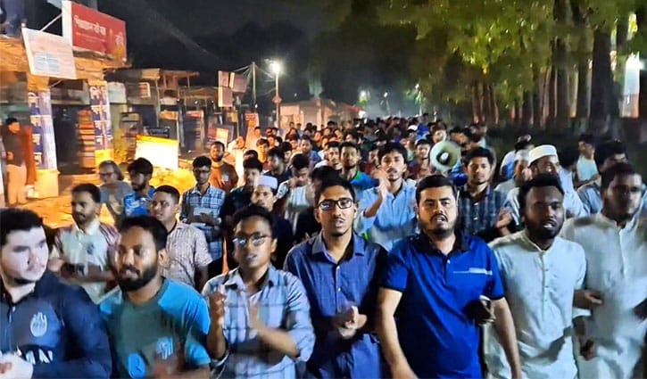 ডাকসুর নেতাকর্মী ও সাংবাদিকদের ওপর হামলার প্রতিবাদে চাকসুর বিক্ষোভ