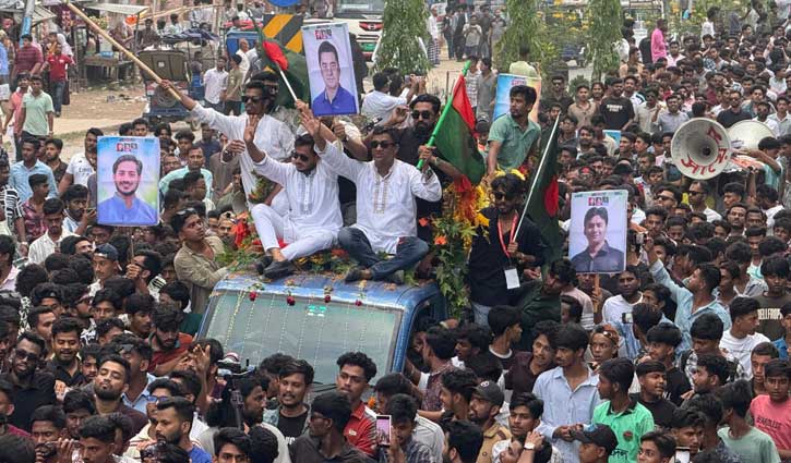 নোয়াখালীতে ছাত্রদলের নবগঠিত কমিটির আনন্দ শোভাযাত্রা