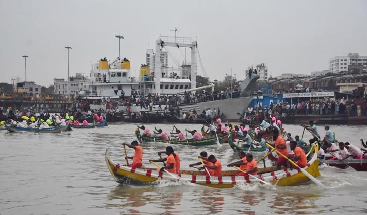কর্ণফুলী নদীতে সাম্পান বাইচে উৎসবের আমেজ