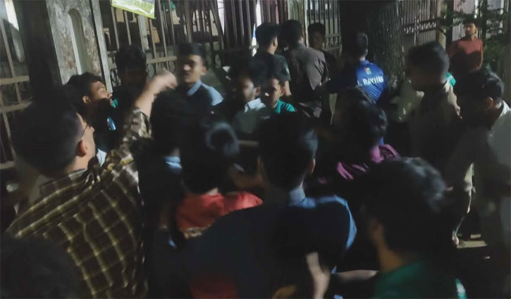 ব্যানার টানানো ঘিরে ঢাবির হলে ছাত্রদল-হল সংসদের মধ্যে উত্তেজনা