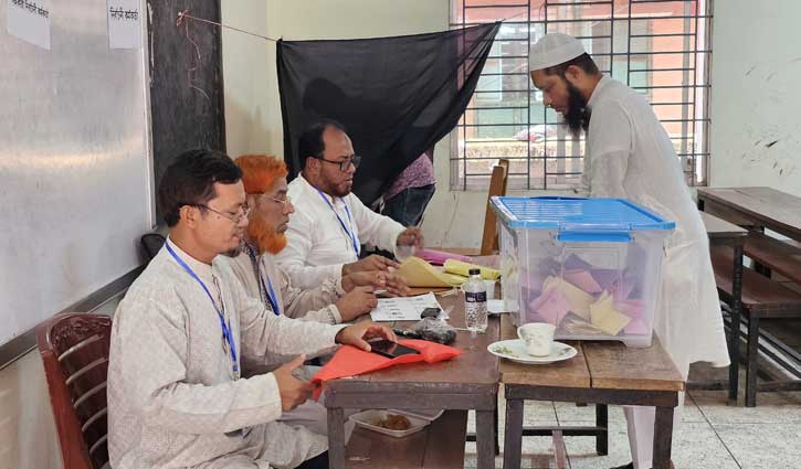 ৪২৫ শিক্ষার্থীর পরীক্ষা বন্ধ রেখে ফেনী শহর ব্যবসায়ী সমিতির নির্বাচন
