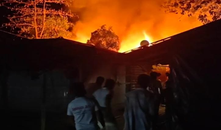 টেকনাফে মধ্যরাতের আগুনে পুড়ল ১৫ ঘর ও ২ মন্দির