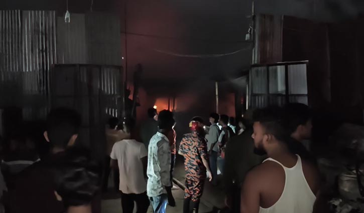 মধ্যরাতে আগুনে পুড়লো ভাঙারি গোডাউন