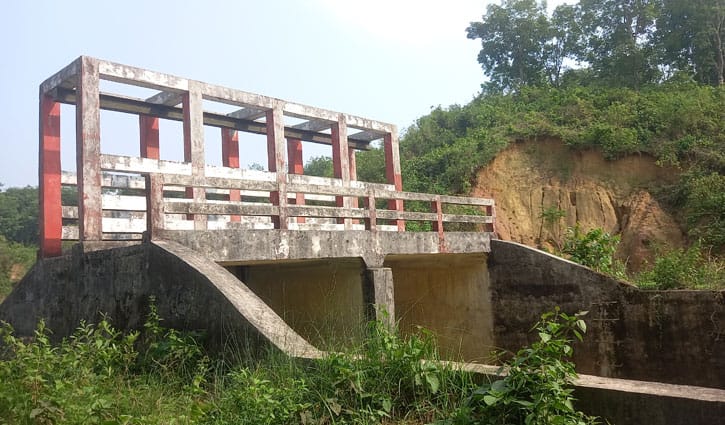 মৌলভীবাজারের দুটি স্লুইস গেট যেন কৃষকদের গলার কাঁটা