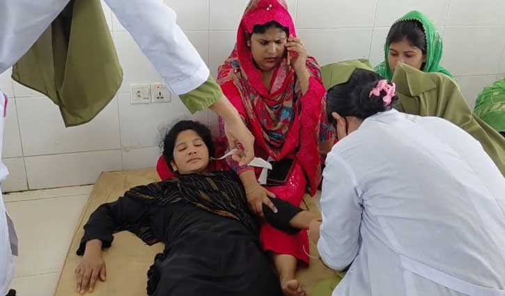 গাজীপুরে হঠাৎ শ্রমিক অসুস্থ, অর্ধশতাধিক হাসপাতালে