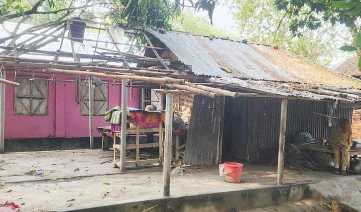 নড়াইলে পাওনা টাকা না পেয়ে ঘরের টিন খুলে বিক্রির অভিযোগ