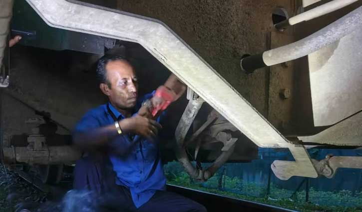 হোস পাইপ ছিঁড়ে হঠাৎ থামল ট্রেন, আতঙ্কে যাত্রীরা