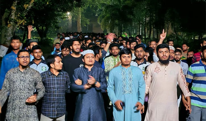 শিক্ষাঙ্গনে সন্ত্রাস ও মূল্যবৃদ্ধির প্রতিবাদে ইবিতে শিবিরের মিছিল