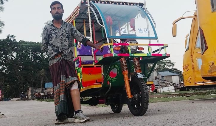 সেই ইসমাইল পেলেন কৃত্রিম পা ও অটোরিকশা