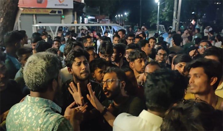 খাবারে মাছি নিয়ে ঝামেলা, জাকসু নেতার বিচার চেয়ে ২৫ দোকান বন্ধ