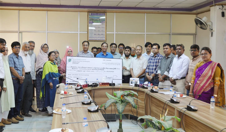 অসচ্ছল শিক্ষার্থীদের পাশে যবিপ্রবির শিক্ষক অধ্যাপক মিজানুর