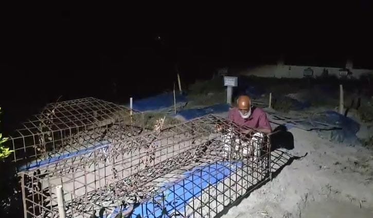নিহত ছেলের লাশ চুরির ভয়ে কবর পাহারায় বাবা