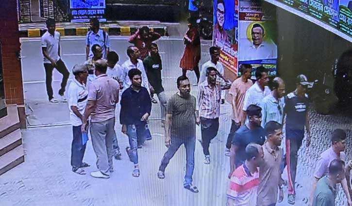 খুলনায় প্রেস ক্লাবে ঢুকে হামলা, সাংবা‌দিকদের বিক্ষোভ