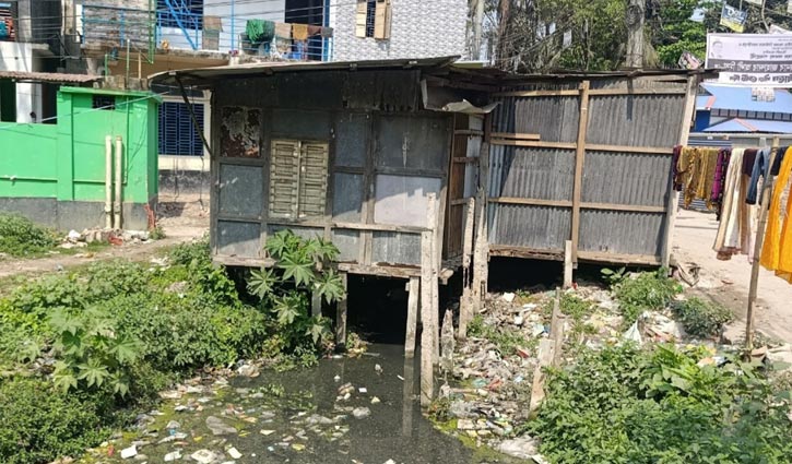 দখল ও ভরাটে হারিয়ে যাচ্ছে মাদারীপুরের অর্ধশতাধিক খাল