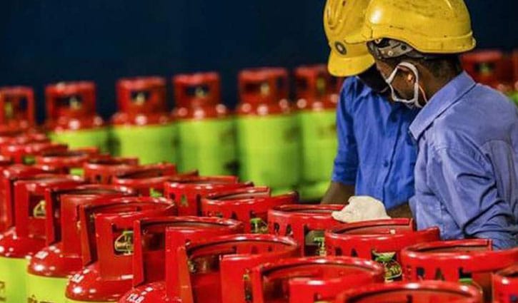 এক মাসে দুই বার বাড়ল এলপিজির দাম, মানুষের ক্ষোভ