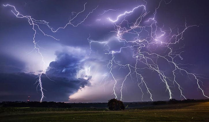 বজ্রপাতে সিরাজগঞ্জে প্রাণ গেল কৃষক ও যুবকের