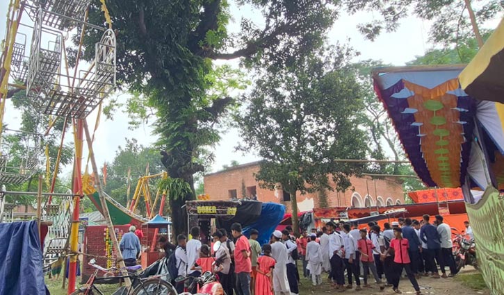 সত্যজিৎ রায়ের পৈতৃক ভিটায় চলছে ২০০ বছরের মেলা
