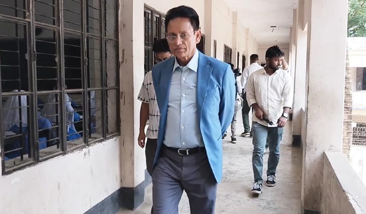 মানিকগঞ্জে এসএসসি পরীক্ষাকেন্দ্রে আকস্মিক পরিদর্শনে শিক্ষামন্ত্রী