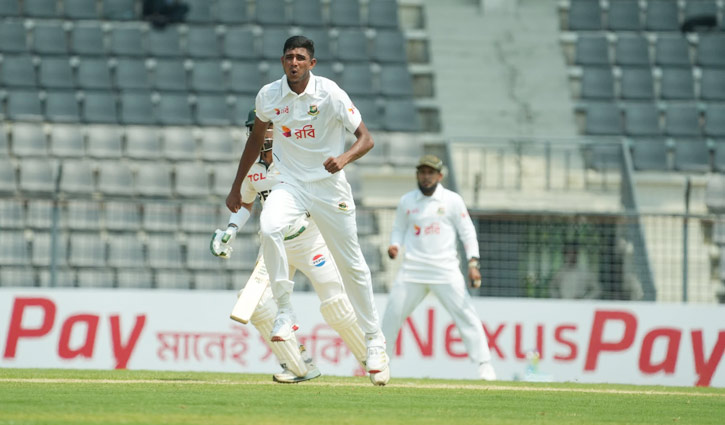 তৃতীয়বার বাবরকে আউট করে নাহিদ বললেন, ‘বলে কাউকে আউট করা যায় না’