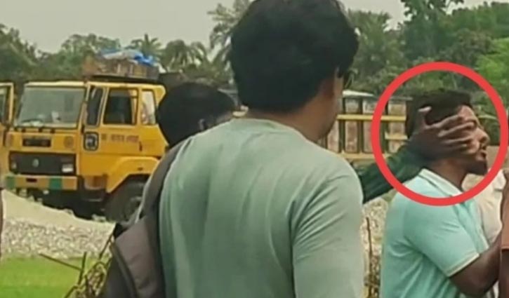 নাটোরে সাব-কন্ট্রাক্টরকে থাপ্পড় মারলেন ছাত্রদল নেতা