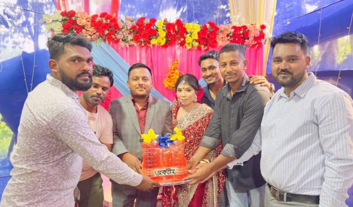 বৌভাতে অকটেন উপহার দিলেন বন্ধুরা