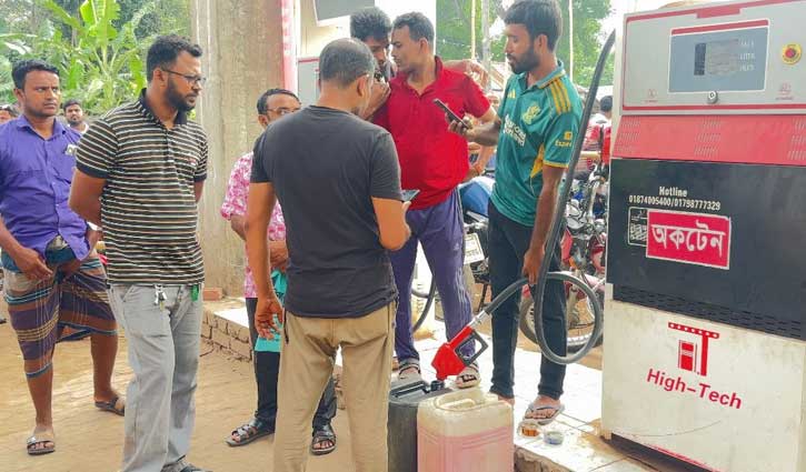 ড্রামে তেল বিক্রি, ভিডিও করায় সাংবাদিকের উপর হামলা 