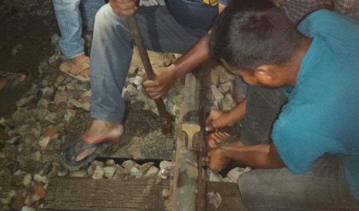 নাটোরে রেললাইনে বস্তু গুঁজে চলছে ট্রেন