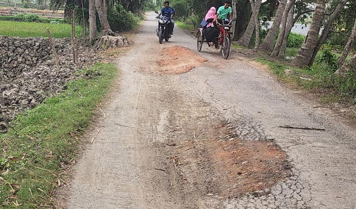 দুই বছরেই বেহাল ১১ কোটি টাকার সড়ক 
