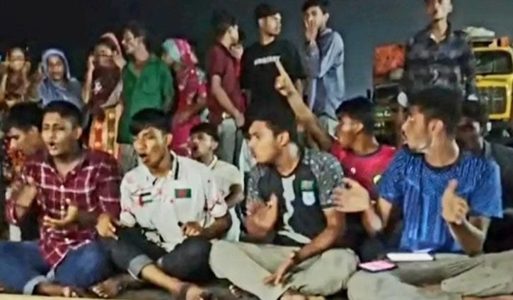 গাইবান্ধায় প্রবেশপত্র না পেয়ে মহাসড়কে এসএসসি পরীক্ষার্থীদের বিক্ষোভ