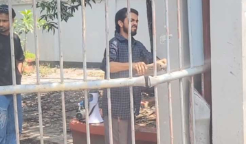 আমুর বাসভবনের সামনের টিনের বেড়া অপসারণ 
