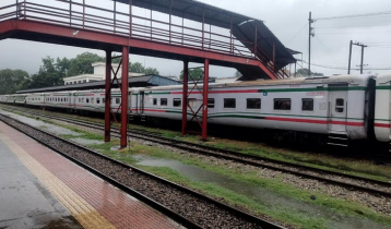 ইঞ্জিনে ত্রুটি, ফেনী স্টেশনে ৭০০ যাত্রী নিয়ে আটকা চট্টলা এক্সপ্রেস